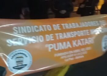 Trabajadores del PumaKatari protestan en puertas de la Alcaldía de La Paz.