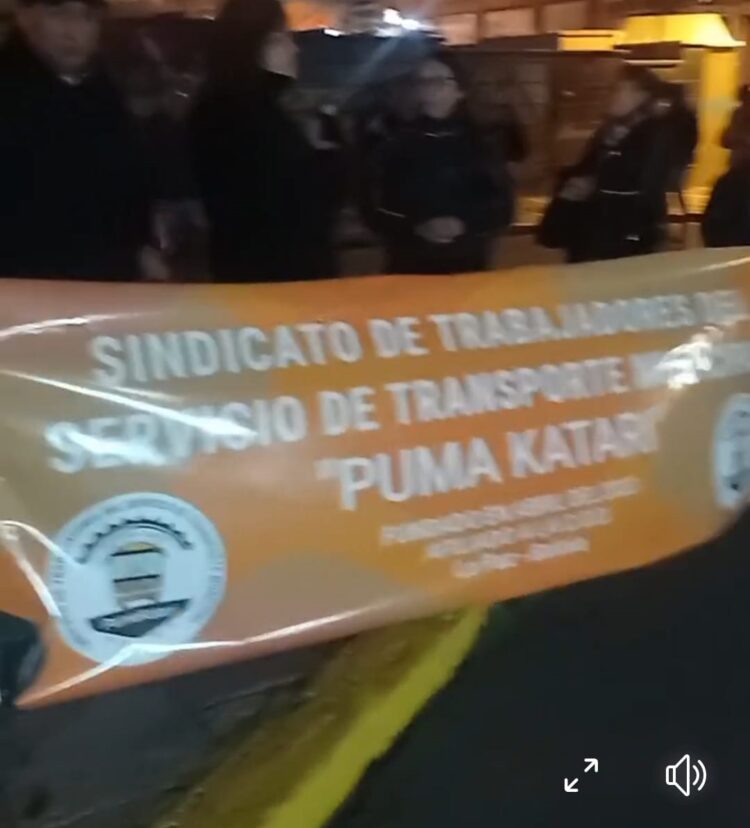 Trabajadores del PumaKatari protestan en puertas de la Alcaldía de La Paz.