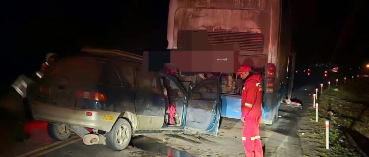 Una vagoneta chocó contra un bus estacionado