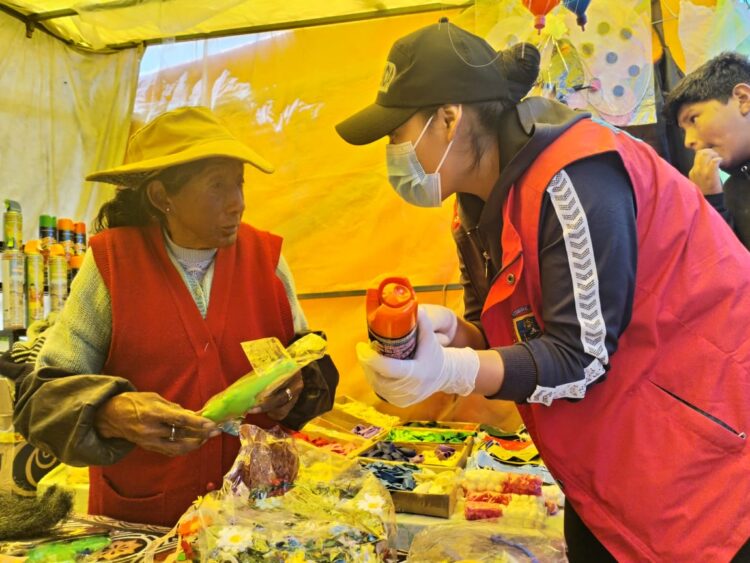 Operativos en centros de abasto de El Alto.