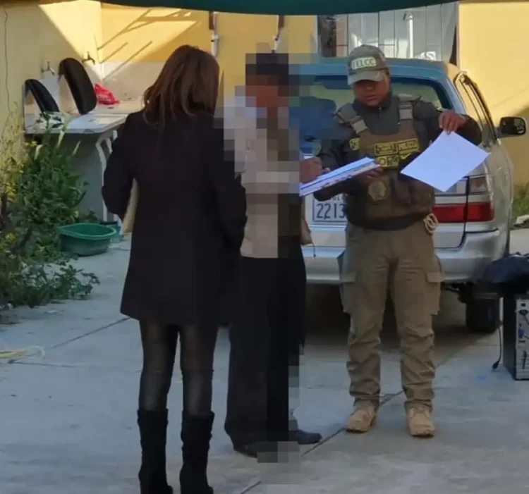 Personal de la Fiscalía y la Policía aprehendieron a un hombre acusado de pornografía infantil y abuso sexual. FOTO. Fiscalía
