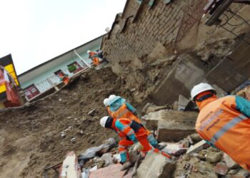Personal de Emergencias de la Alcaldía de La Paz trabaja tras la caída de un muro en una vivienda