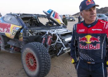Carlos Sainz abandona el Dakar tras una etapa maratón ganada por Baciuska en coches