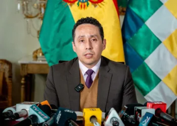 El viceministro de Gestión Consular e Institucional, Fernando Pérez, en conferencia de prensa. FOTO: Cancillería de Bolivia