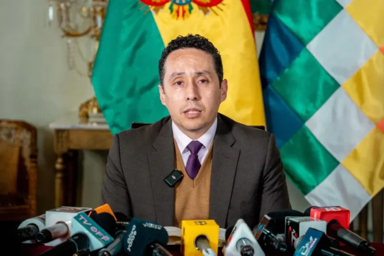 El viceministro de Gestión Consular e Institucional, Fernando Pérez, en conferencia de prensa. FOTO: Cancillería de Bolivia