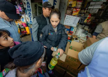 Personal de la Intendencia de Cochabamba realiza el control en la venta de aceite. FOTO: GAMC