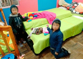 Dos niños huyeron de su hogar por el abandono de sus padres.