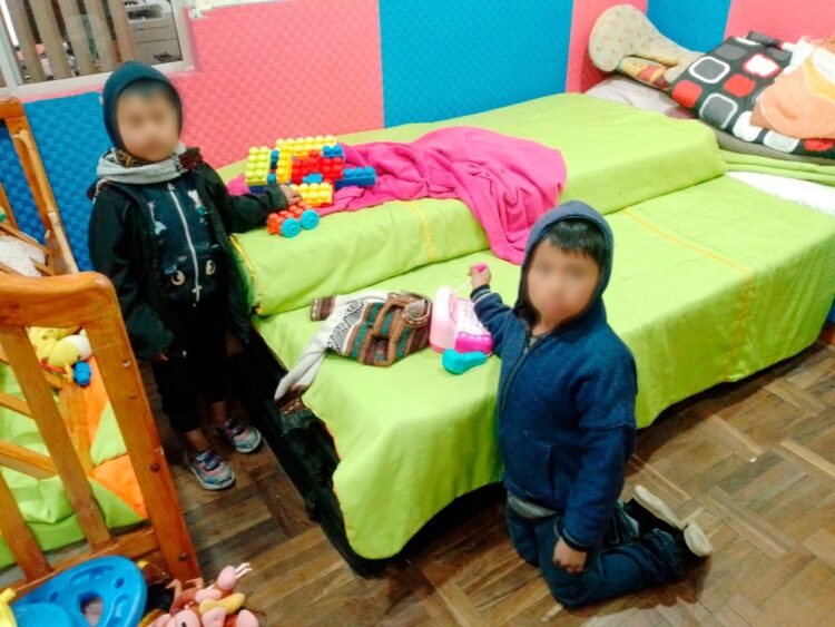 Dos niños huyeron de su hogar por el abandono de sus padres.