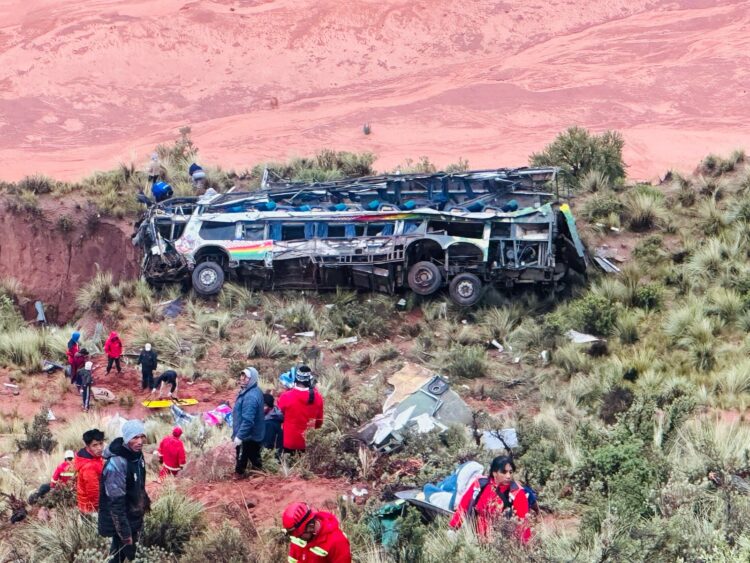 Imagen del accidente en la vía Potosí-Oruro.