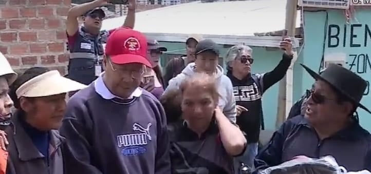 El presidente Luis Arce visitó este domingo la zona Inca Llojeta donde cayó una mazamorra.