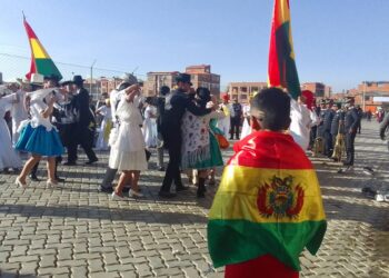 La afición es recibida en El Alto con cueca boliviana y danza colombiana