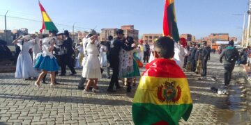 La afición es recibida en El Alto con cueca boliviana y danza colombiana