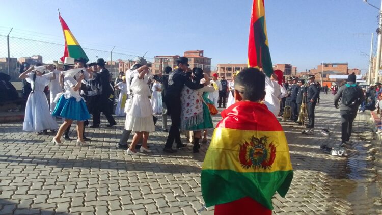 La afición es recibida en El Alto con cueca boliviana y danza colombiana