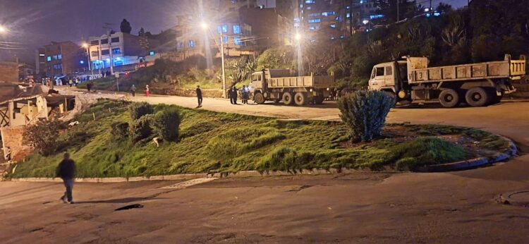 La Alcaldía de La Paz cierra la avenida Francisco Bedregal.
