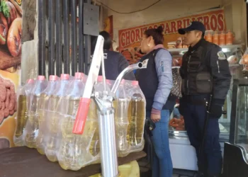 Operativo de la Intendencia de El Alto en centros de abasto de la zona 16 de Julio. FOTO: GAMEA