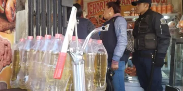 Operativo de la Intendencia de El Alto en centros de abasto de la zona 16 de Julio. FOTO: GAMEA