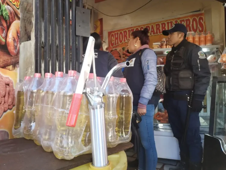 Operativo de la Intendencia de El Alto en centros de abasto de la zona 16 de Julio. FOTO: GAMEA