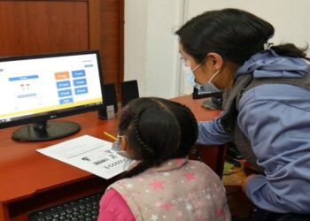 Educación instruye clases virtuales debido a los bloqueos en Santa Cruz.