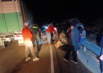 Una vagoneta chocó contra un camión en la vía Potosí-Sucre.