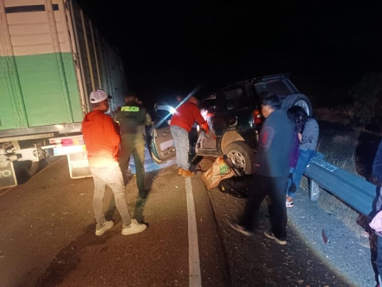 Una vagoneta chocó contra un camión en la vía Potosí-Sucre.