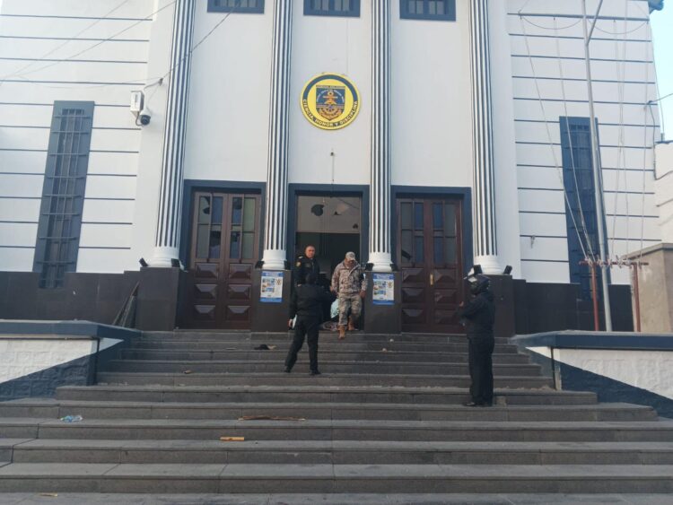 Tras marcha evista, Defensa denuncia destrozos en unidad educativa de la Armada Boliviana