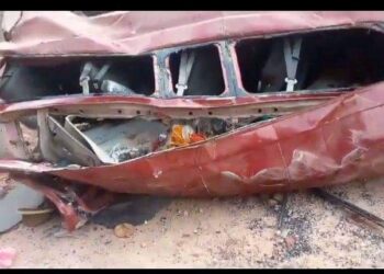 El minibús de la empresa Trans Muecas quedó destrozado luego del accidente.