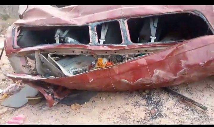 El minibús de la empresa Trans Muecas quedó destrozado luego del accidente.