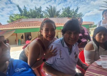 La mujer que denunció a Arce aparece en fotografías con Morales y otros evistas