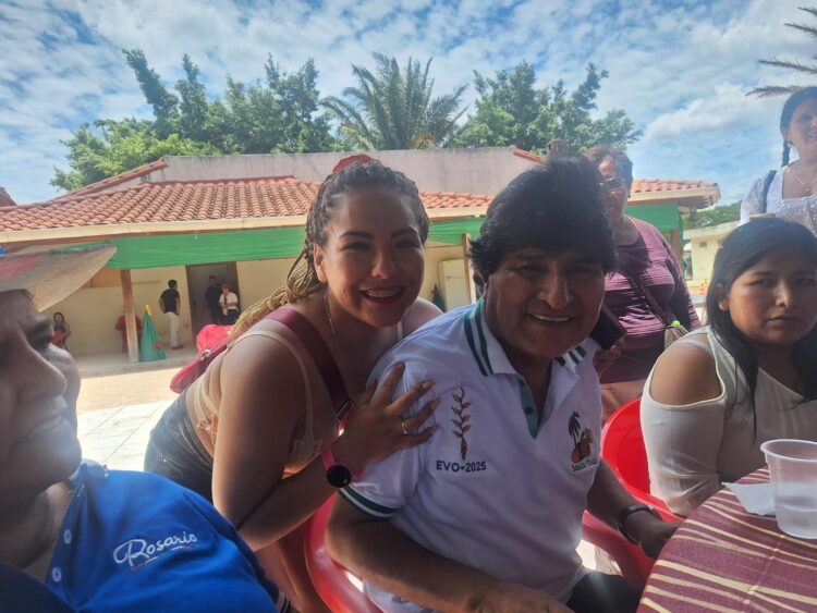 La mujer que denunció a Arce aparece en fotografías con Morales y otros evistas