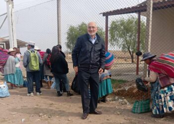 Mesa también se acerca a Camacho y hablan de la situación de la Asamblea y el país