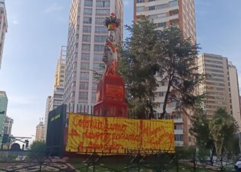 Mujeres Creando arroja pintura contra la estatua de la Isabel la Católica y alcalde llama ‘vándalos’