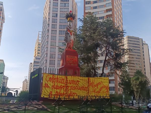 Mujeres Creando arroja pintura contra la estatua de la Isabel la Católica y alcalde llama ‘vándalos’