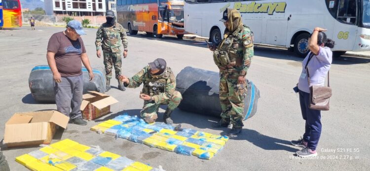 La FELCN secuestra 105 kilos de cocaína ocultos en encomienda de un bus