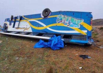 La madrugada de este domingo, un bus de la empresa 'Velo de novia' volcó cuando se dirigía de Apolo a La Paz.