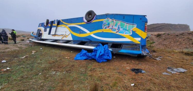 La madrugada de este domingo, un bus de la empresa 'Velo de novia' volcó cuando se dirigía de Apolo a La Paz.