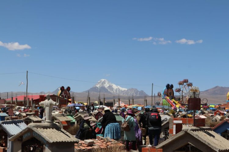 Limpiaron los tres cementerios municipales en El Alto