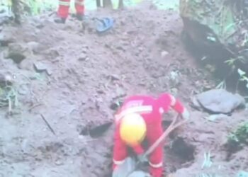 La Policía y Bomberos realizan el desentierro de cinco personas.