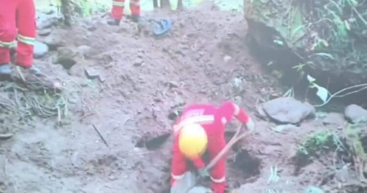La Policía y Bomberos realizan el desentierro de cinco personas.