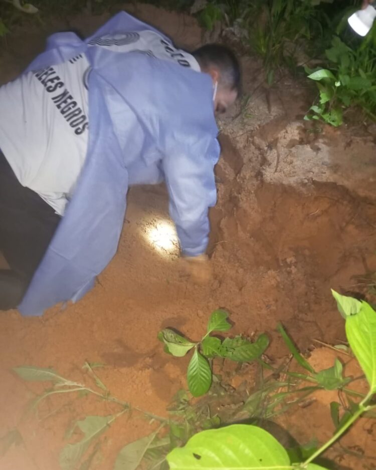 El forense exhumó el cuerpo de la bebé