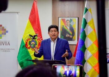 El ministro de Obras Públicas, en conferencia de prensa.