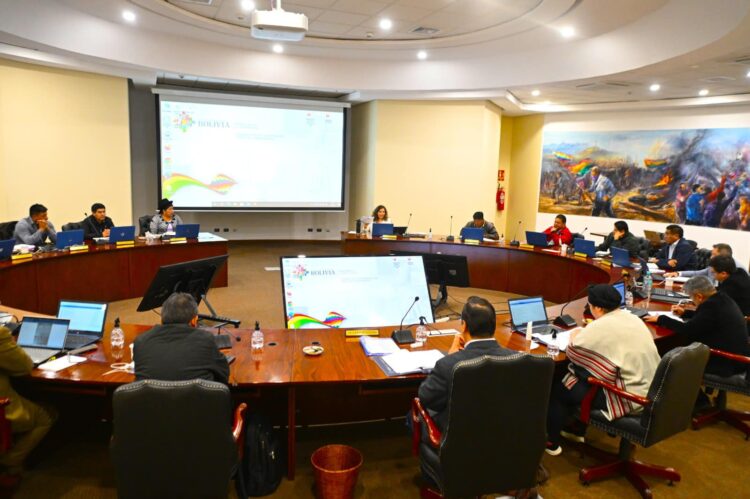 En primer gabinete, Arce dice que están unidos y más firmes que nunca para proteger la paz social