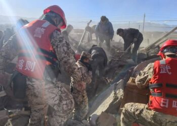 Los rescatistas trabajan en la zona del sismo