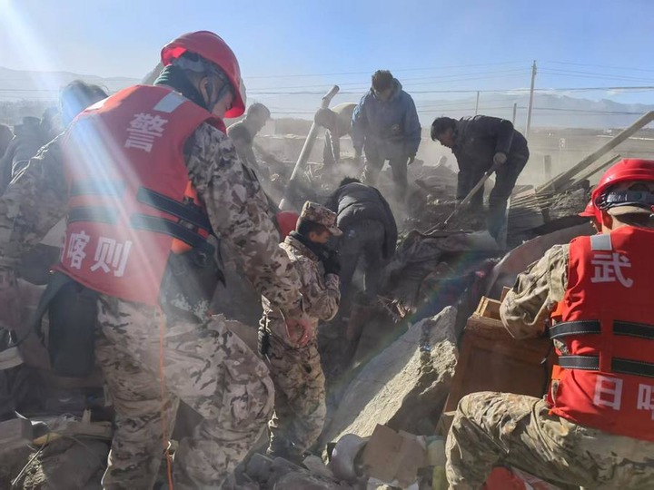Los rescatistas trabajan en la zona del sismo