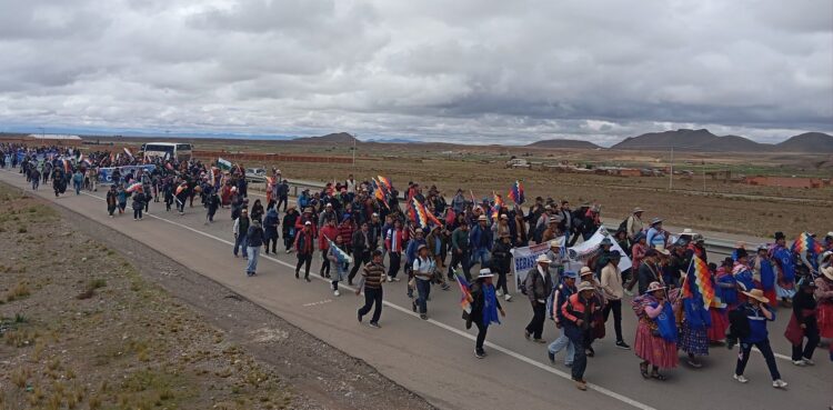 La marcha evista llega hasta la localidad de Ayo Ayo y apunta a estar el lunes en la plaza Murillo