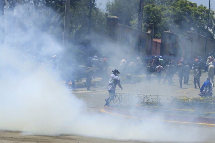 Policía gasifica a campesinos evistas que intentan recuperar en su sede sindical en Cochabamba