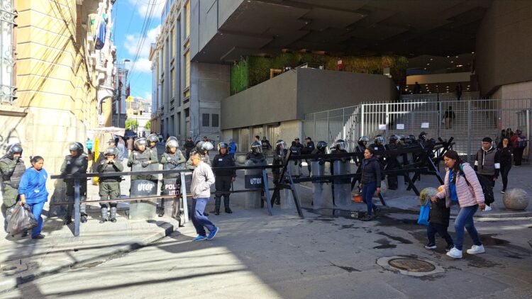 Diputado evista reprocha al Gobierno por instruir operativo policial para cerrar los accesos a la plaza Murillo