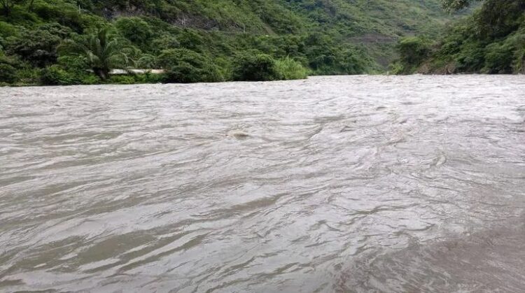 El caudal del río aumentó por las lluvias