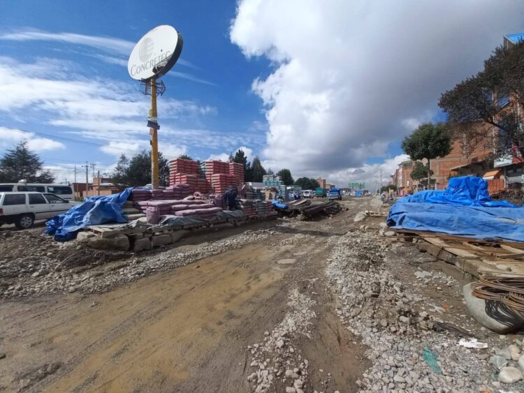 Colocaron material de construcción en plena vía