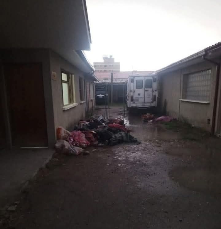 Los cuerpos de los fallecidos en el accidente en la vía La Paz - Villazón fueron depositados sobre la tierra.