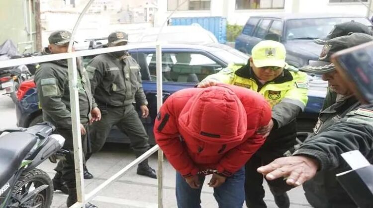 El conductor del minibús que atropelló a cinco personas en la calle Jenaro Sanjinés fue aprehendido.